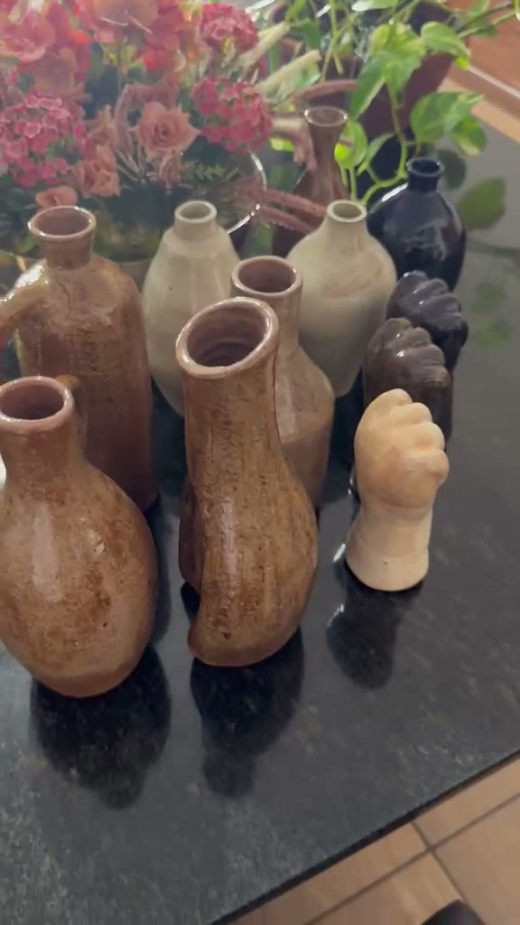 Vasos e peças de cerâmica — vídeo — MDezon